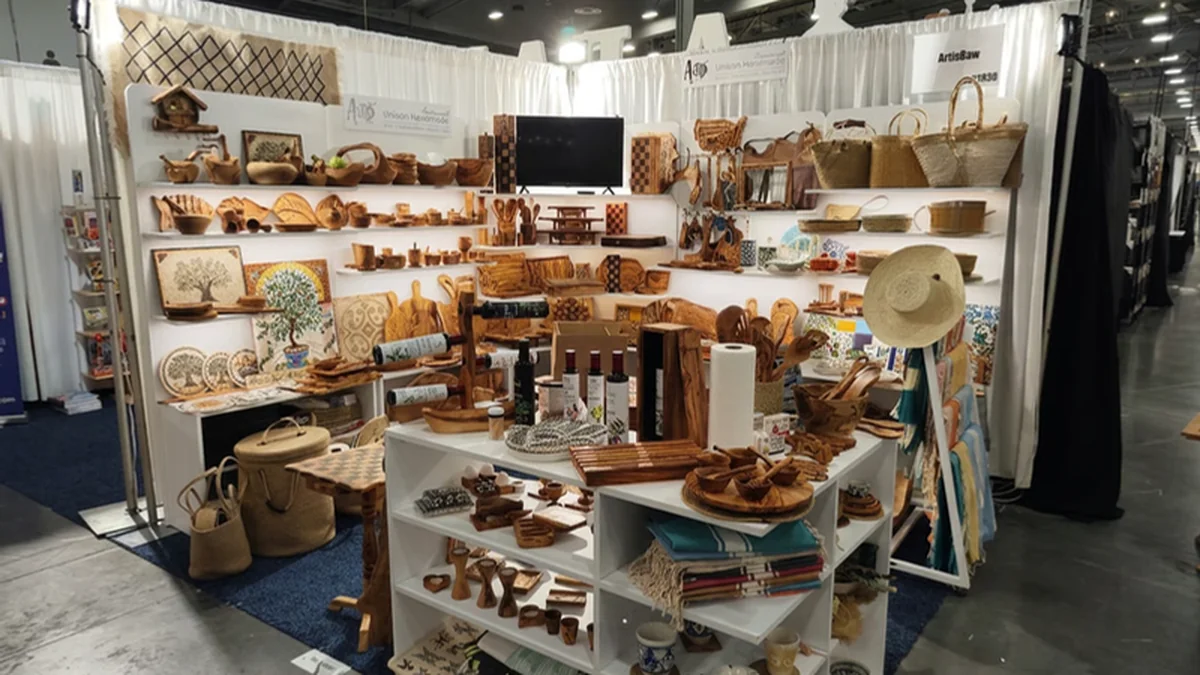 Collections de bois d’olivier ArtisRaw sur les étagères du showroom